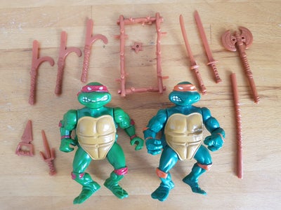 Teenage Mutant Ninja Turtles, Playmates Toys, Raphael og Michelangelo fra 1988, inklusiv ti våben. 
