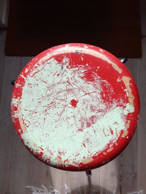 Taburet, FH made in Denmark, 3 benet taburet.
Rødt sæde med lysegrøn maling.
Slidt - se fotos for de