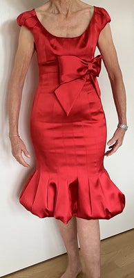 Cocktailkjole, Karen Millen, str. M,  Rød,  Tyk silke,  Næsten som ny, Rød stramtsiddende festkjole 
