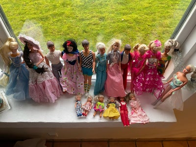 Barbie, Stor pakke med Barbie, heste, stalde, bil, badebasin osv. det fylder en hel flyttekasse. Der