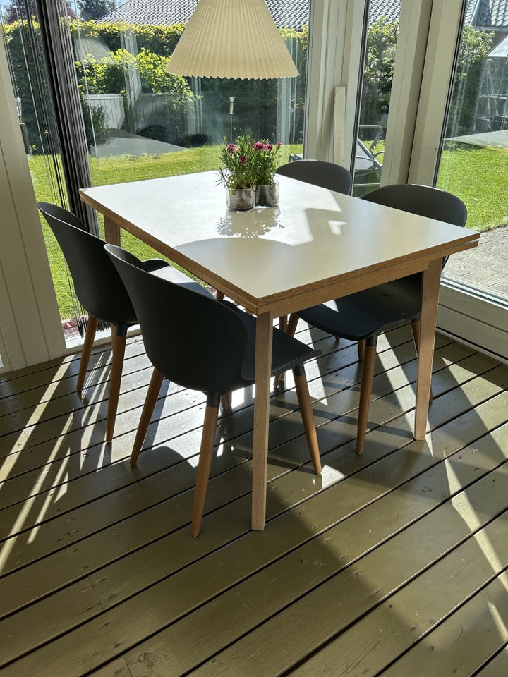 Spisebord m/stole, Bord træ - stole plast/træ, b: 80 l: 120