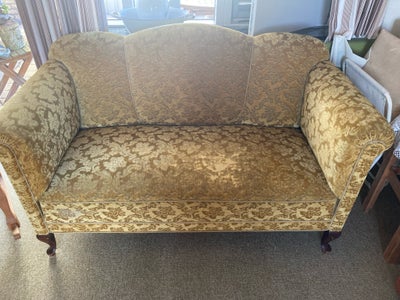 Sofa, velour, 2 pers., Gammel gylden (gul/karry-agtig) veloursofa med svungne ben. Den er ombetrukke