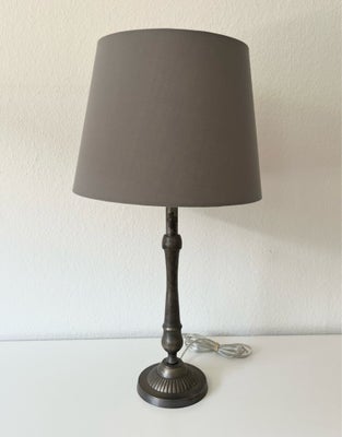 Lampe, Super flot bordlampe inkl lampeskærm. 

Højde 60cm inkl skærm. 

Kan hentes i Rødovre, Baller