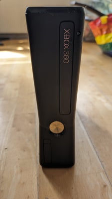 Xbox 360 Slim, Rimelig, Sælger denne Xbox 360 Slim. Den virker som den skal. Der medfølger controlle