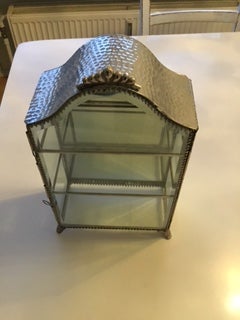Smykkeskrin, Smykkeskrin,
designet af Lisbet Dahl med glashylder og spejlbaggrund
B=19cm
H= 32cm
D= 