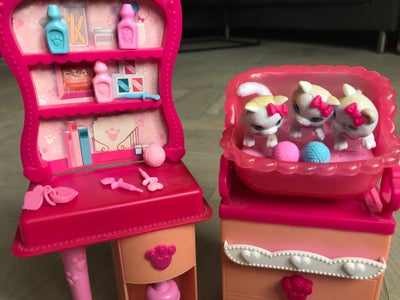 Barbie, Kæledyrs ting, Barbie sæt med kæledyr
Kattekillinger og bord og skab samt legeting
Fin stand