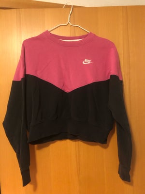 Sweatshirt, Nike, str. 42, Sort/ pink, Bomuld, Næsten som ny, Cropped sweatshirt fra Nike. Brugt få 