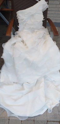 Brudekjole, Lia, str. 36, polyester, Ubrugt, Lidt anderledes, asymmetrisk smuk brudekjole. Kjolen er