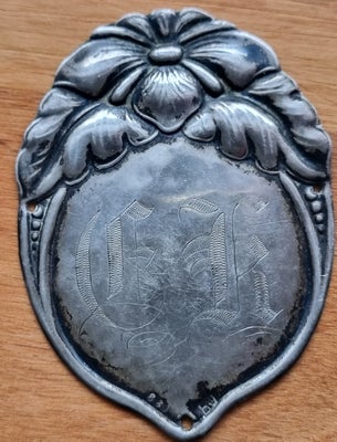 Antikt badge, , , Sølv, 100 år gl., 
Ældre badge i sølv med monogran og stempler.

Måler 6 cm. i høj