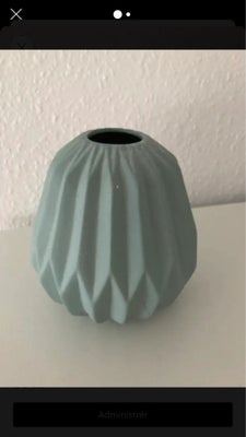 Vase, Lys vissengrøn vase i keramik, 16 cm høj vase med grafisk mønster
VissenGrøn i fin stand
Til b