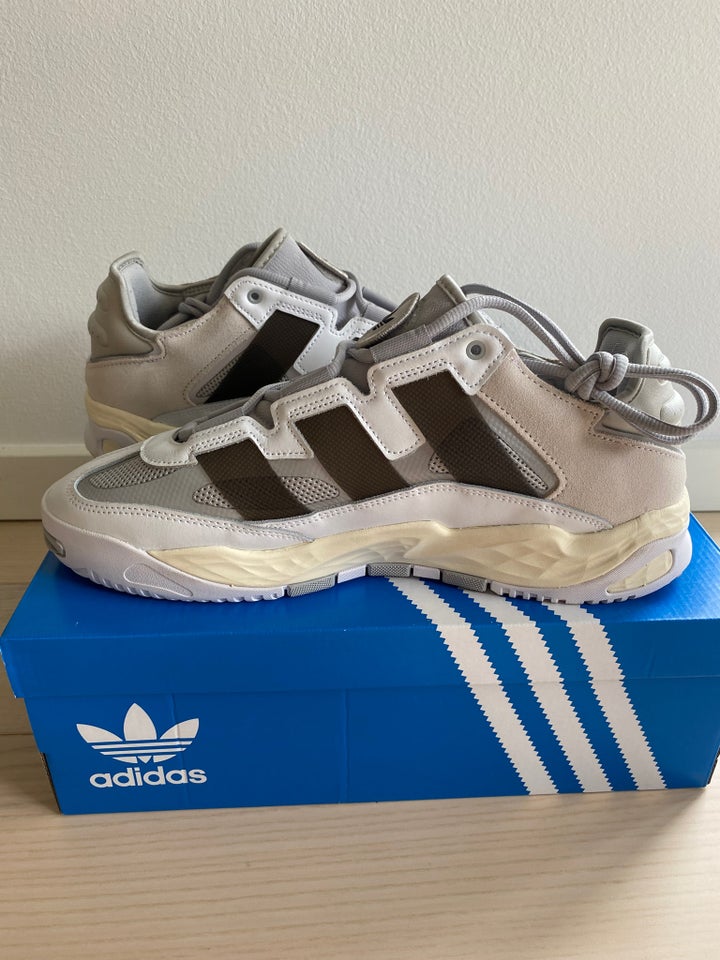 Sneakers, Adidas, str. 45