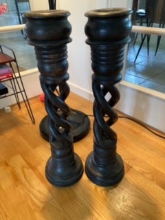 2 ÆLDRE STORE 60 cm HØJ GULVLYSESTAGE, , Carved barley twist candlesticks, Disse lysestage er i supe