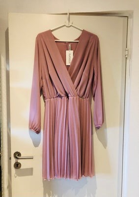 Anden kjole, Numoco, str. XL,  Ubrugt, Smuk kjole fra Numoco i str. XL - aldrig brugt og stadig med 