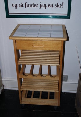 Rullebord, Dejligt rullebord med klinker og en skuffe, plads til vinflasker.

hjul der kan låses
pæn