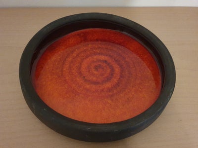 Keramik fad / skål, Ukendt / Retro, Ældre keramik fad / skål med rød bund. ca. 25 cm i diameter.

Se