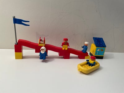 Lego Duplo, En dykker står parat til at springe i vandet fra broen. Han har en snor fra en trosse, s