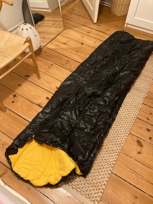 Sovepose, 75x220 cm, fra -1 til +18 grader celsius, vægt 1700 gram. Indersiden er i bomuld og derfor