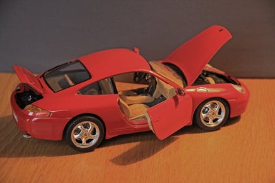 Modelbil, BURAGO 1:18 PORSCHE 911, 1997 PORSCHE 911 fra BURAGO GOLD COLLECTION i flot stand ( se bil