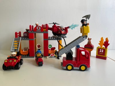 Lego Duplo, Brandstation: Telefonen ringer. Der er gået ild i et hus. Brandchefen står nu øverst og 
