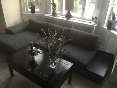 Sofa, Bolia, Chaiselong sofa i koksgrå/sort og med sort bakke i ene side
Mål 320 x 100/150 cm
Stor u