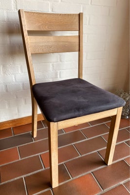 Spisebordsstol, Egetræ, 4 stk spisebordsstole i sæbe eg med sorte sæder. 
50 kr eller en flaske rødv