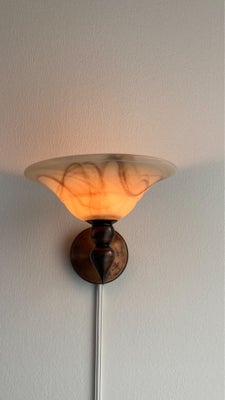 Væglampe, Darø, Flotte væglamper fra Darø af mundblæst glas.
Skærmen er med unik struktur.
Ser ud so