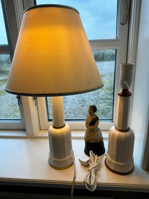 Anden bordlampe, Heiberg, 2 stk. Heiberg lamper og en ældre træfigur af Johanne Luise Heiberg. Der m