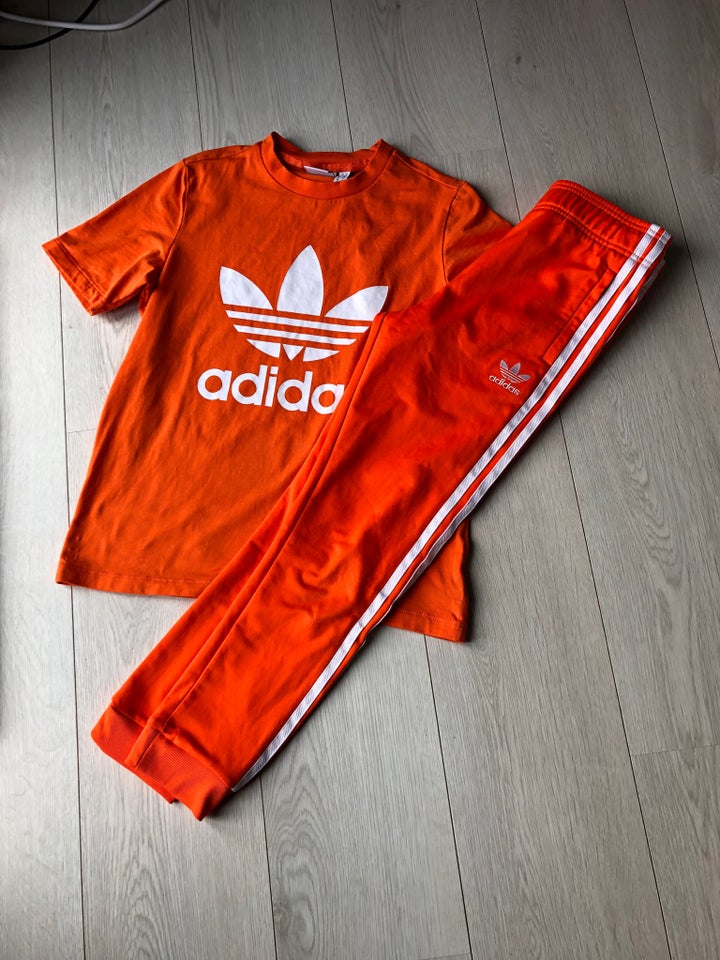 Sportstøj, T-shirts og bukser, Adidas – – Køb Salg af og Brugt