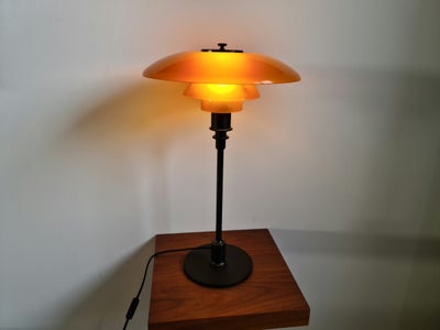 Anden bordlampe, PH ravfarvet bordlampe, PRIS PR STK 24000,-
På grund af flytning, sælger vi vores f
