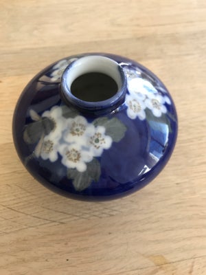 Porcelæn, Vase, Royal Copenhagen, Sælger denne lille fine mørkeblå vase fra R&C med blomster på.
Den