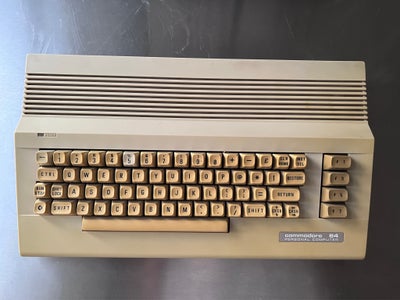 Commodore 64, spillekonsol, God, Fuldt fungerende Commodore 64c (serienummer 5445). Er nyistandsat o