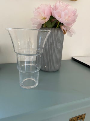 Vase, Glasvase, Ved ikke, Smukkeste vase købt i butik på Østerbro. Den er ca 21 cm høj. Har bare for