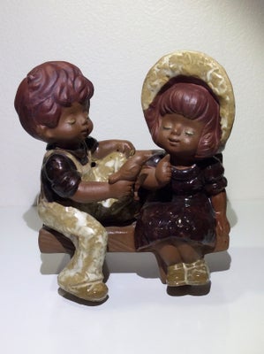 Keramikfigur af børn på bænk / pigefigur , Drengefigur barnefigur pige dreng, Keramikfigur af børn p