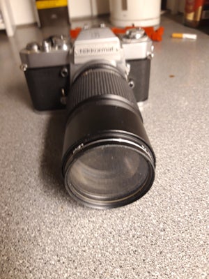 Andet, God, Nikkormat kamera med lang linse sælges for 150 kr