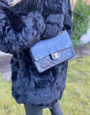 Crossbody, Chanel, lammeskind, Fineste Chanel classic flapbag.
Tasken er fra 1992.
24 karat guldbela