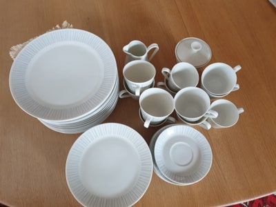 Porcelæn, Kaffestel, Schønwald, 12 middagstallerkner
12 kagetallerkener
11 underkopper
1 flødekande
