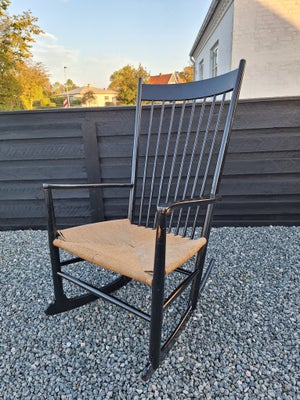 Hans J. Wegner, j16, Gyngestol, Wegner gyngestol model j16.
Fremstår med brugsspor.. Reparation på e