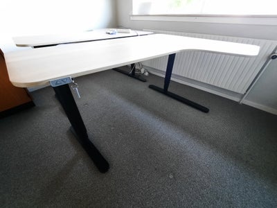 Skrivebord, Ikea, b: 160 d: 110 h: 125, Hæve-/sænkebord fra Ikea model Bekant med egetræsfinerplade 