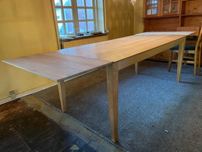 Spisebord, Eg, b: 92 l: 270, 180 cm lang uden de 2 tillægsplader

Giv et bud