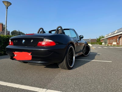 BMW Z3, 1,8 Roadster, Benzin, 1999, sort, 2-dørs, Super flot Z3ere, som er passet og plejet af tidli