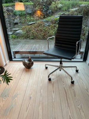 Eames, EA119, Kontorstol, Eames kontorstol med høj ryg, armlæn og krombase. Stolen er i premium læde