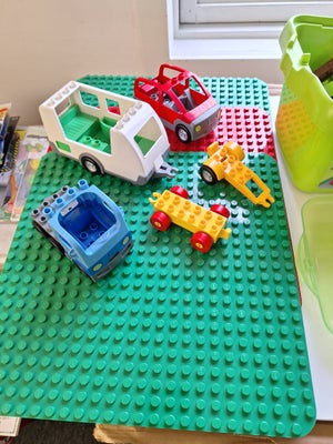 Lego Duplo, Rullevogne fyldt op med plader og klodser, Der er biler mv 
Byggeplader i  mange forskel