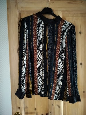 Bluse, Pulz, str. 44, God men brugt, Flot bluse fra Pulz Str XXL.
Blusen er i mange forskelllige far