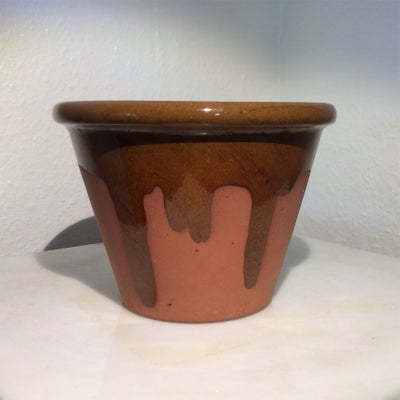 Keramik, Retro Urtepotteskjuler, Retro Urtepotteskjuler med løbeglasur. H: 9,5 cm Ø: ca 13 cm

Sende