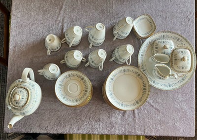 Porcelæn, Kaffestel, Kaffestel til 14 personer. Cremefarvet/hvidt med blå/gyldendt mønster. Med guld