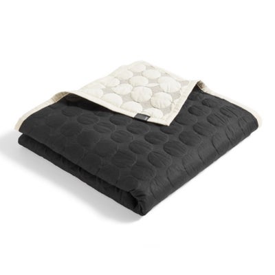 Sengetæppe, Hay, Hay Mega Dot sengetæppe sort/creme, størrelse 195 x 245 cm. Lækkert to-sidet senget