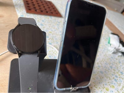 Samsung Galaxy Watch 6, Perfekt, Super ur med original ladebrik og en ekstra lader med plads til ur,