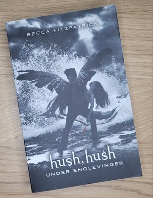 Under Englevinger, Becca Fitzpatrick, genre: fantasy, Fast pris 
Hush, hush nr. 3 i serien 

15 kr. 