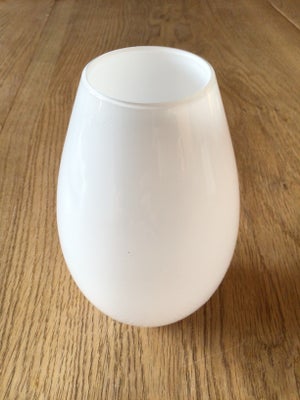 Glas, Vase, Holmegaard Cocoon, Ægformet vase fra serien “Cocoon” i hvid opalglas.
Holmegaard glasvær
