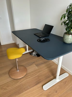 Skrive-/computerbord, Ikea, b: 160 d: 80, Bordpladen kan indstilles i en højde, der passer dig, ford